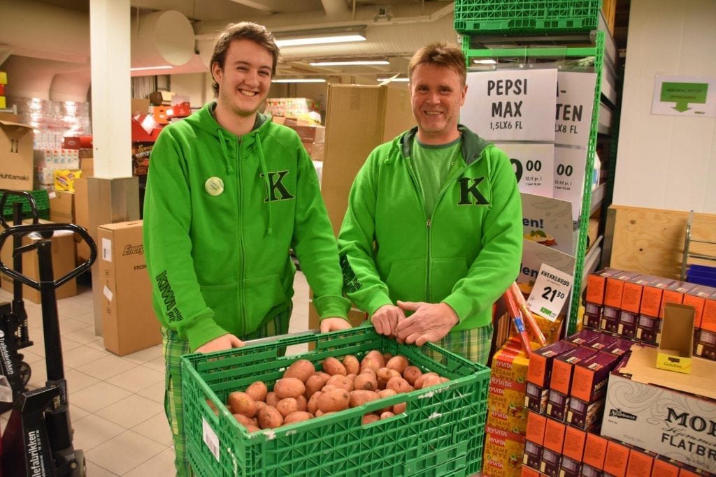 FUNGERER GODT: Fredrik Eig (17) er lærling hos Kiwi Flisa. Butikksjef Morten Botilsrud er fornøyd med lærlingopplegget, og ser ikke bort fra at butikken vil ta inn nye lærlinger årlig.