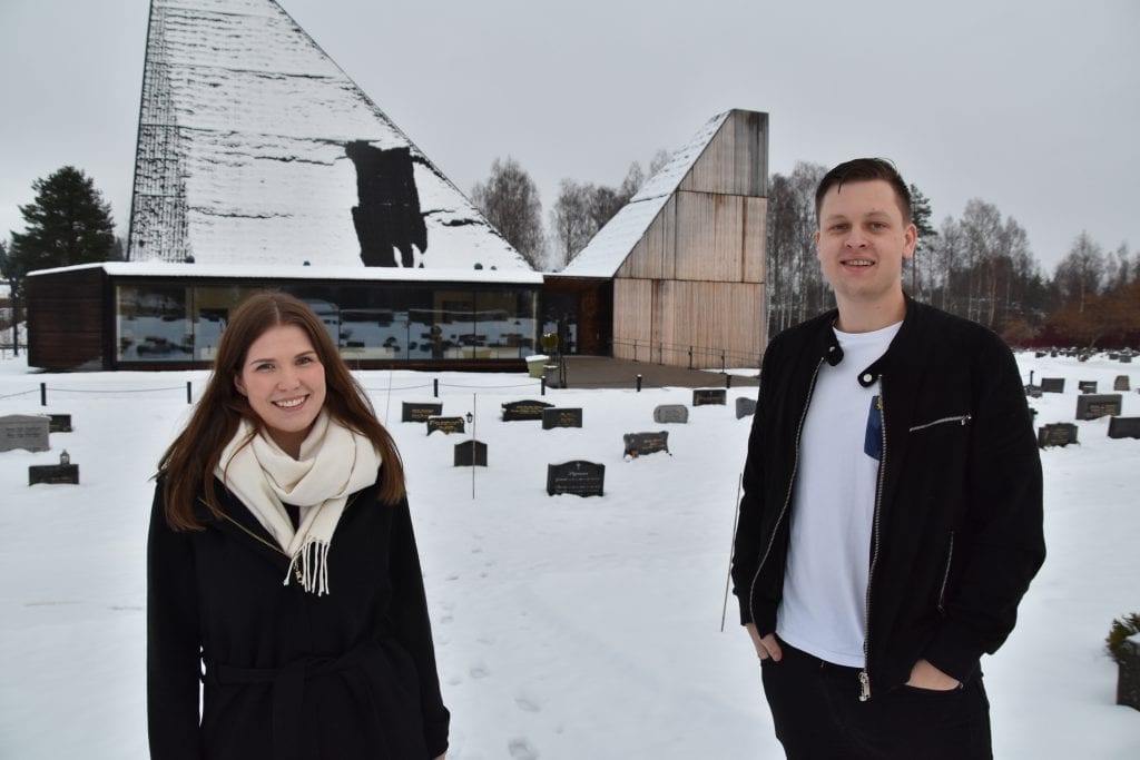 HOLDER JULEKONSERT: Søndag 8. desember blir det julekonsert i Våler kirke. Mange lokale artister deltar, og et helt nytt prosjektbarnekor! Bak står Victoria Vinje og Oliver Bråten.