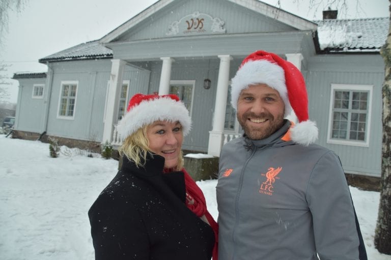 ØNSKER VELKOMMEN: Julegrana i Vålbyen tennes fredag 29. november. Kultursjef Cathrine Hagen og Ståle Bryhn i Våler fokus håper på godt vær og bra oppmøte.