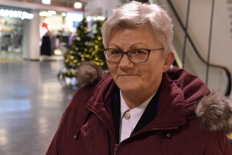 HJELPER FOLK FØR JUL: Gunn Johansen i Frelsesarmeen er snart klar ved julegryta igjen. Det er også et stort antall grytevakter. Julegryta blir å finne på Flisa Stormarked og Gruetorget i år som i fjor.