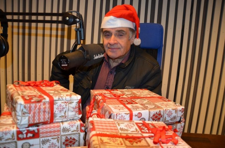 TRADISJON: Knut Lilleåsen er igjen klar foran mikrofonen med «God jul Solør» tirsdag 24. desember. Arkivfoto