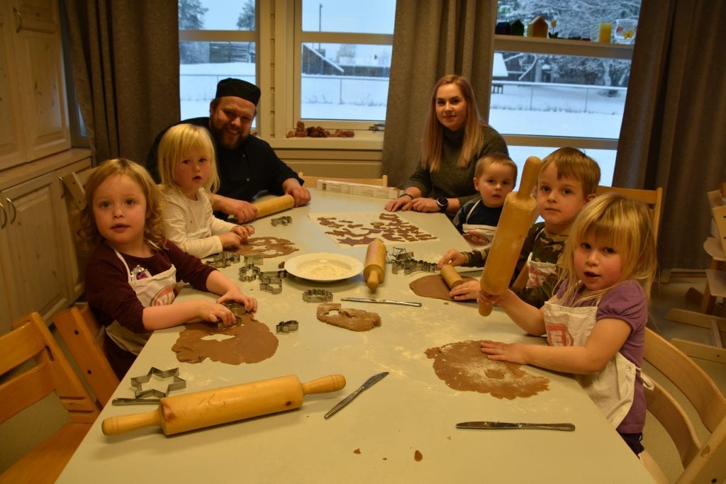 BAKEDAG I BARNEHAGEN: Camilla inviterte hele 2016-kullet i Nordhagen barnehage på baking da hun vant årets julebakstkonkurranse. Fra venstre Victoria Amundsen, Maja Gundersen, Ivar Bakke, Camilla Bækkevold, Lias Østlie, Filip Gdal og Iben Furuknap Tøråsen. Adrian Riise Amundrud var opptatt med andre ting da bildet ble tatt.