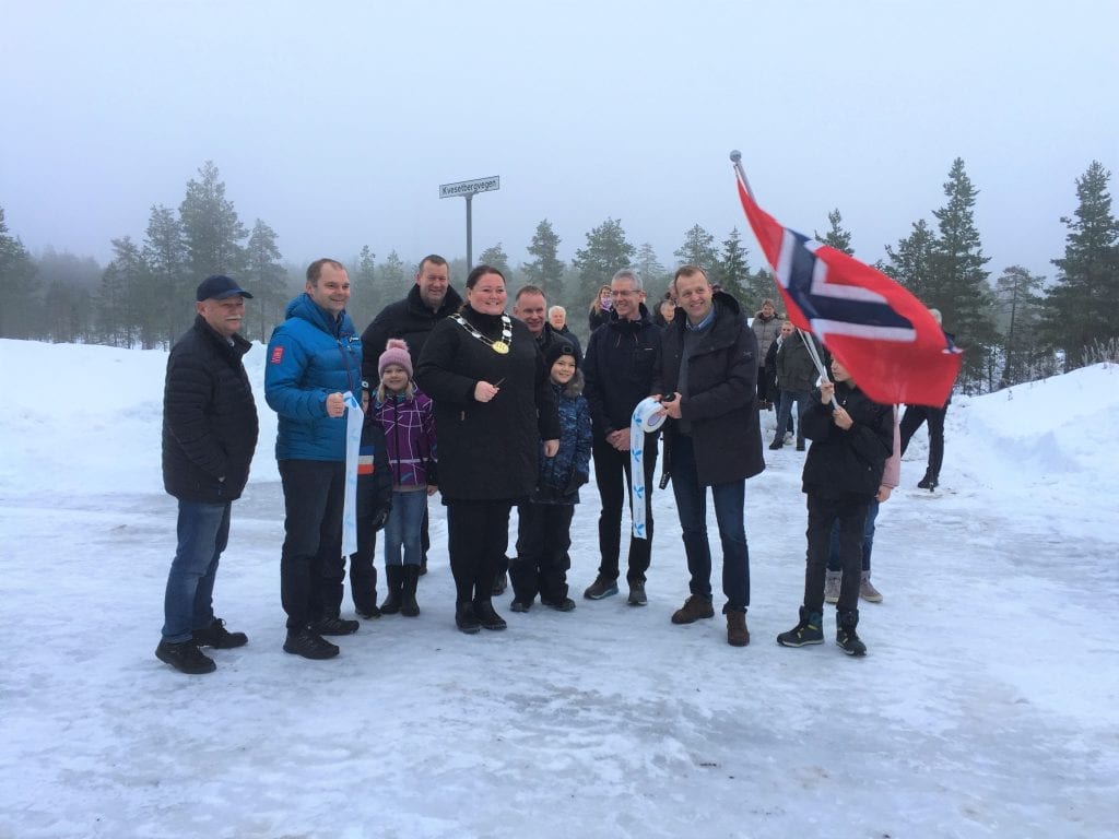 ÅPNING: I dag åpnet 4G-mobilmasta på Hemsætra på Hof Finnskog. Ordfører Kari Heggelund sto for åpningen sammen med representanter fra Telenor. Foto: Telenor