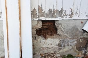 RÅTE: Det er funnet råte i både vegger og gulv, og her ser vi et tydelig bevis på det. Bildet er fra 2017. Arkivfoto