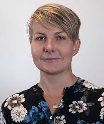 VELKOMMEN: Monika Bjørnstad, familiekonsulent i Aberia på Hamar reiser nå rundt til flere kommuner i hele fylket for å få flere til å åpne opp hjemme sine. Tirsdag kveld blir det informasjonsmøte. Foto: Aberia