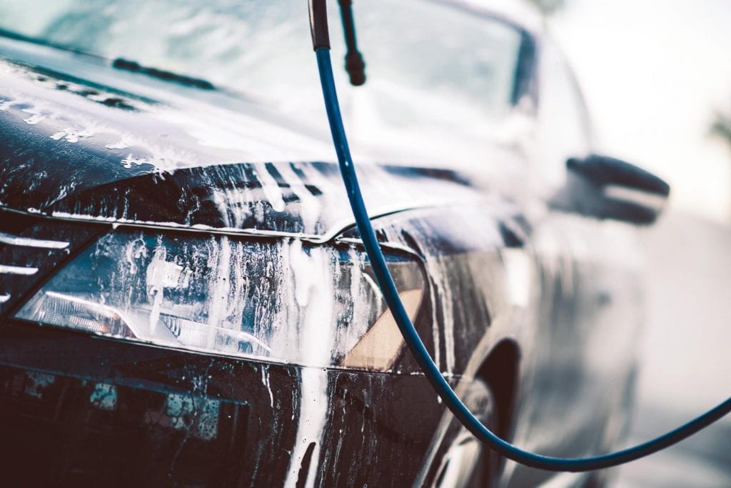 VASK OFTERE OM VINTEREN: Det er viktig å få vekk saltsørpa på bilen selv om bilen ser like skitten ut etter et par kjøreturer. Om vinteren må man vaske oftere enn om sommeren, skriver NAF Foto: Colourbox