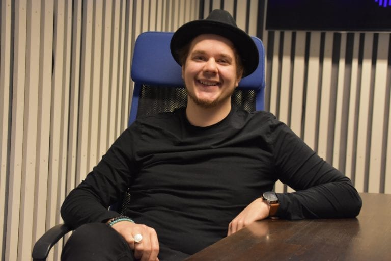 SLIPPES FREDAG: Anders Trongaard har jobbet to år med debutalbumet som er klart for lansering. Tekstene er personlige og handler blant annet om utfordringene Trongaard har hatt i livet.