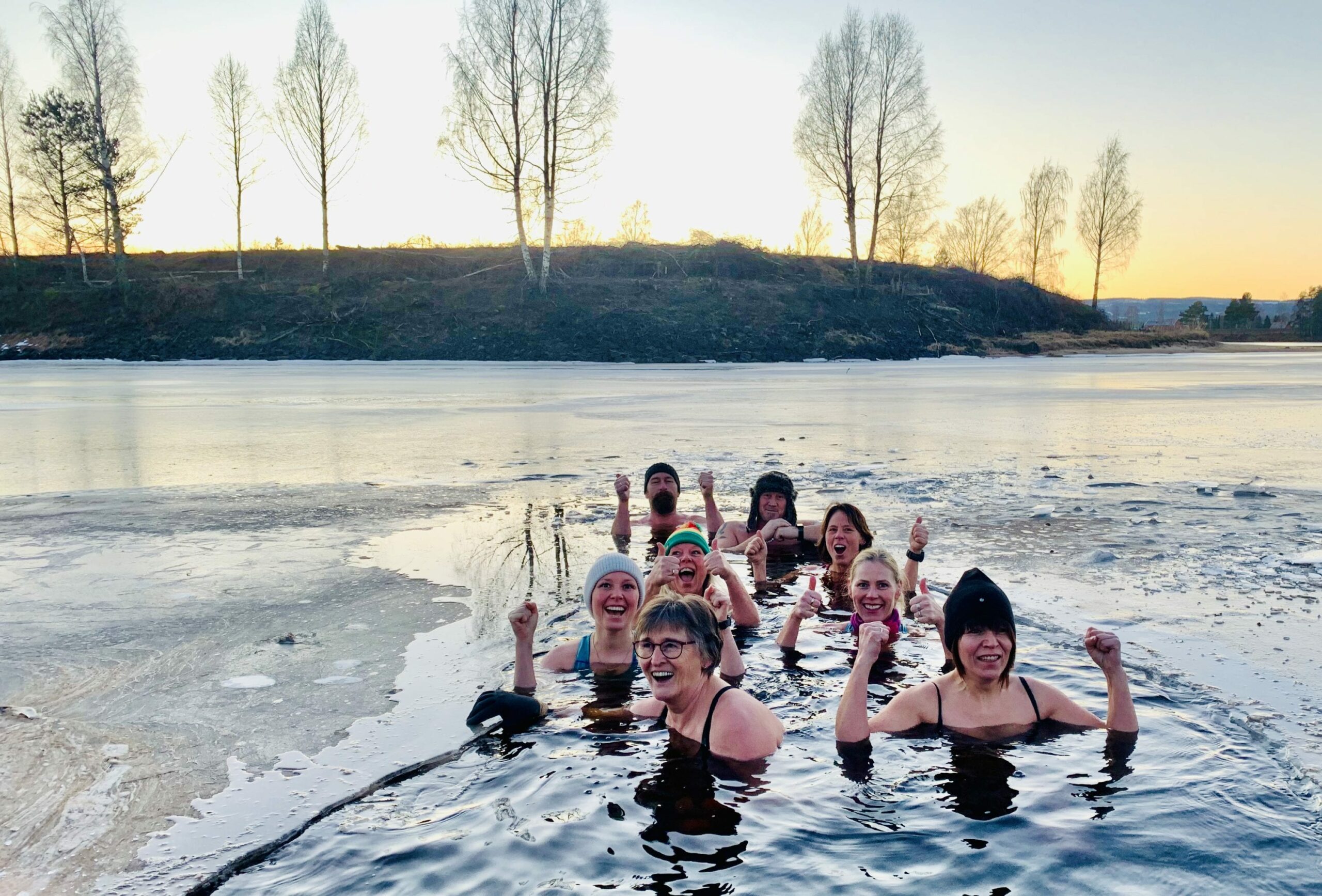 HURRA: Det er full jubel når alle har kommet seg ut i isvannet. «NÅ KOSER VI OSS», ropes det. Nå er det bare å holde konsentrasjonen og puste rolig de neste sekundene. Foto: Liv Rønnaug B. Lilleåsen