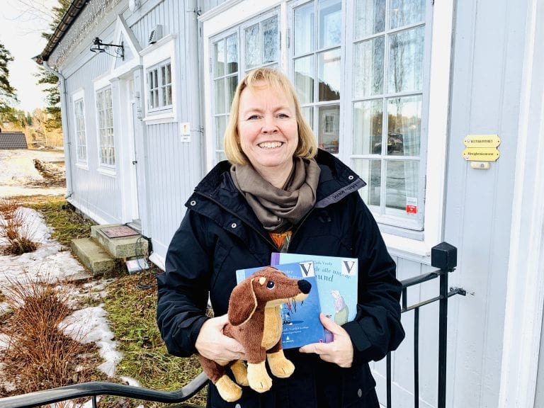 LESE: Anne-Mette Jensrund ved Våler folkebibliotek inviterer til høytlesning denne uka. Foto: Liv Rønnaug B. Lilleåsen