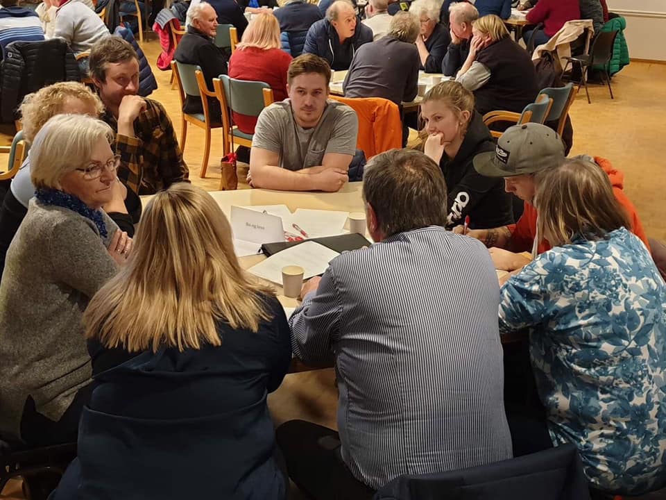 WORKSHOP: De frammøtte ble delt inn i grupper for å diskutere de ulike temaene som ble tatt opp. Foto: Grue kommune