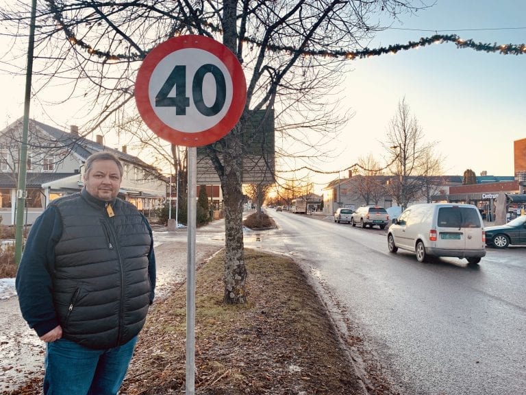 HØY FART: Terje Husebæk ber folk om å respektere den nye fartsgrensa i Kaffegata. Foto: Liv Rønnaug B. Lilleåsen