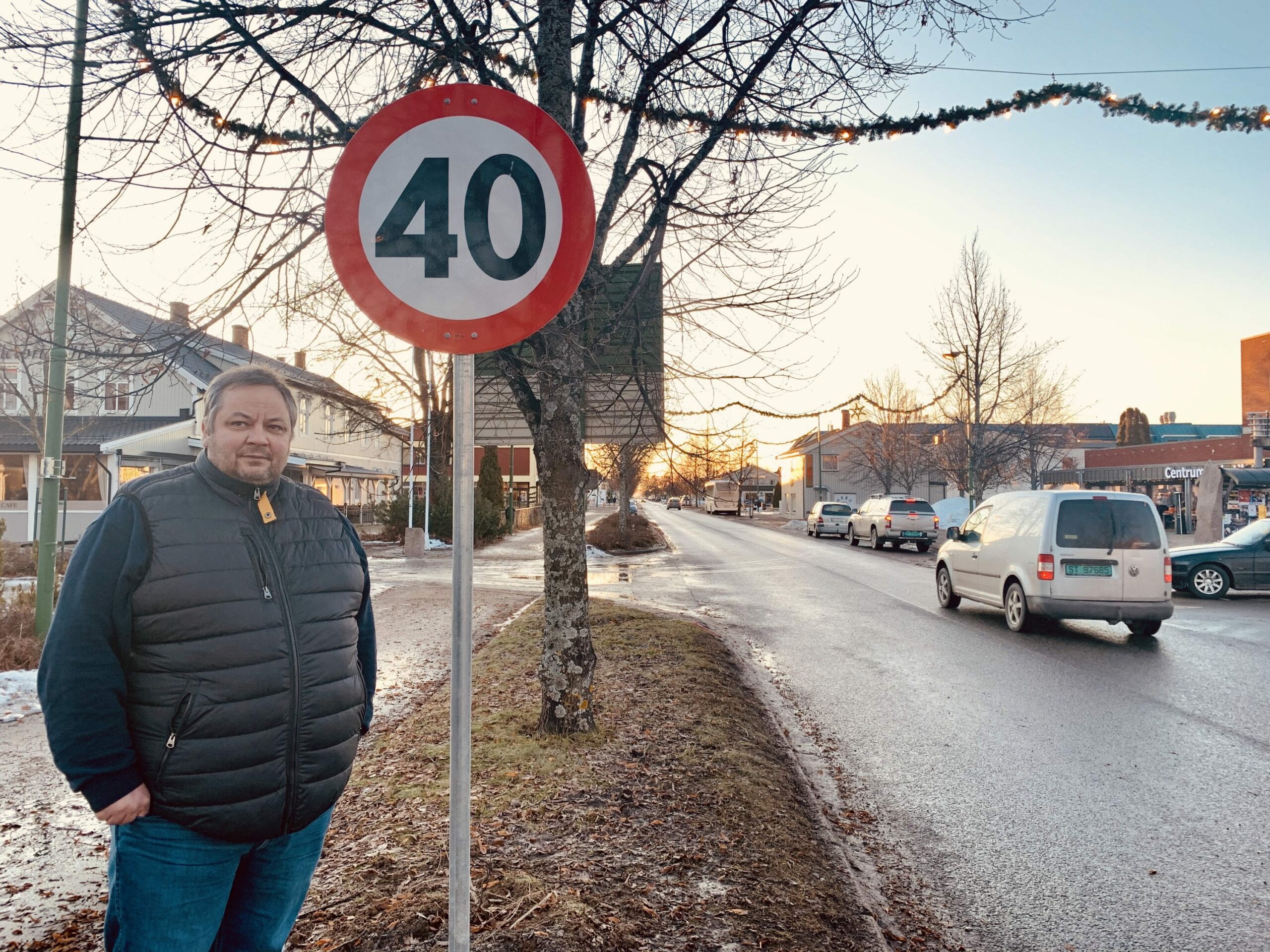 HØY FART: Terje Husebæk ber folk om å respektere den nye fartsgrensa i Kaffegata. Foto: Liv Rønnaug B. Lilleåsen