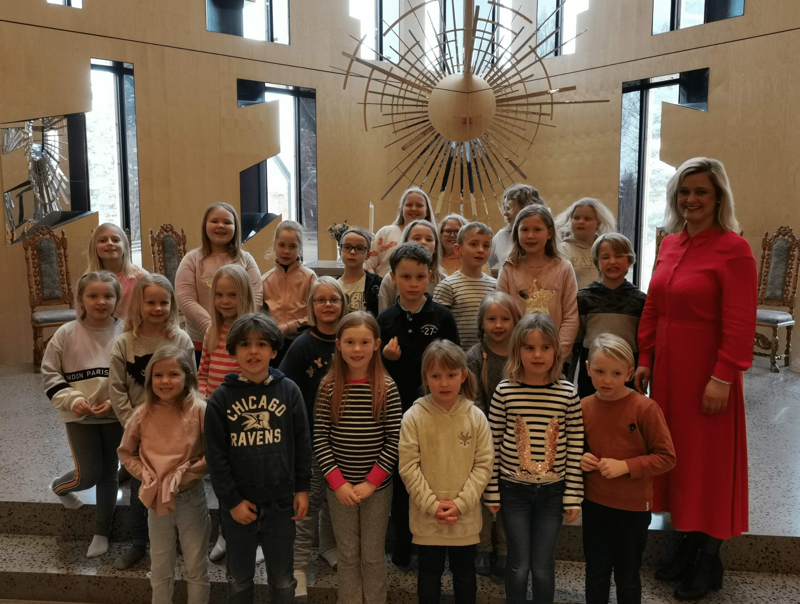 DET GROR GODT: Barne- og ungdomskorene i distriktet har fått en solid oppblomstring. Her ser vi Våler barnekor med leder Hilde Vatnar Olsen. (Foto: Privat).