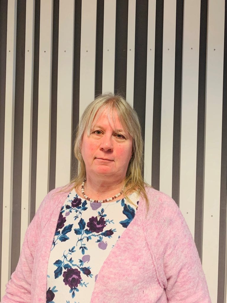 AKSJON: Fredag kveld blir det fakkeltog, og initiativtaker Anne-Britt Myrvold gleder seg stort. Foto: Liv Rønnaug B. Lilleåsen