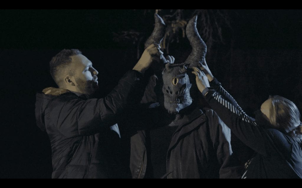 SPILLES INN I MARS: Eirik Lande spiller rollen som demon i filmproduksjonen til Gard Braskerud. Wenche Olsrud har rolle som vaskedame. (Foto: Privat).