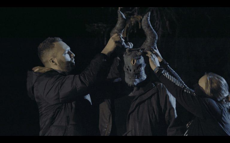 SPILLES INN I MARS: Eirik Lande spiller rollen som demon i filmproduksjonen til Gard Braskerud. Wenche Olsrud har rolle som vaskedame. (Foto: Privat).
