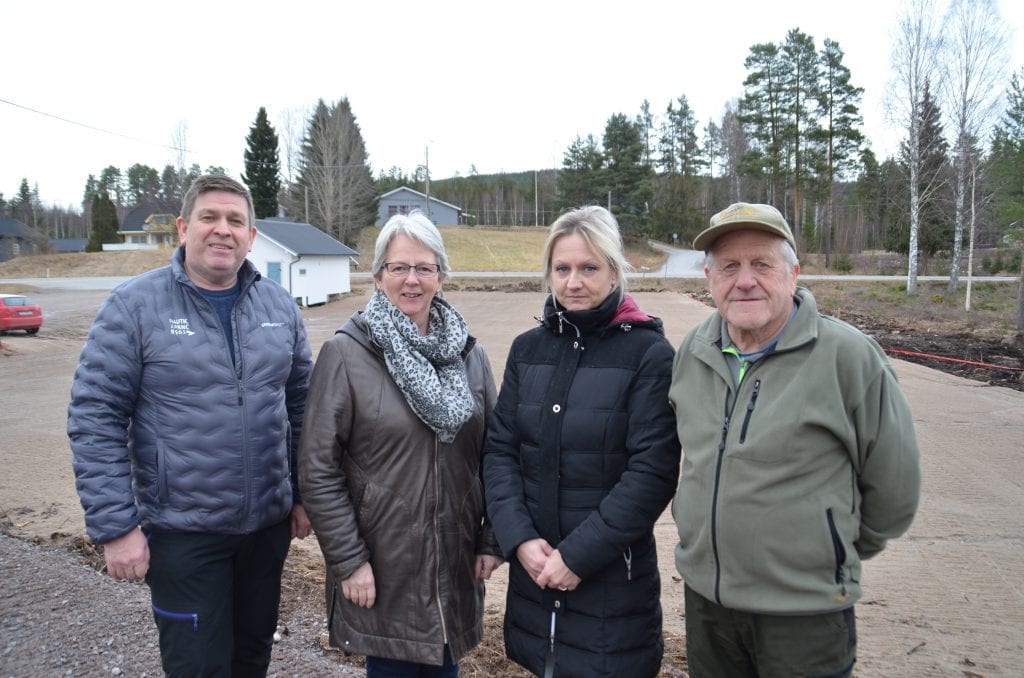 GLEDER SEG: Meninghetsrådet i Åsnes Finnskog kirke gleder seg til å kunne åpne den nye parkeringsplassen. Til venstre, Arne Skinneggen, Tove Strand, Mona Kristin Larsen (leder) og Reidar Vålbekken.