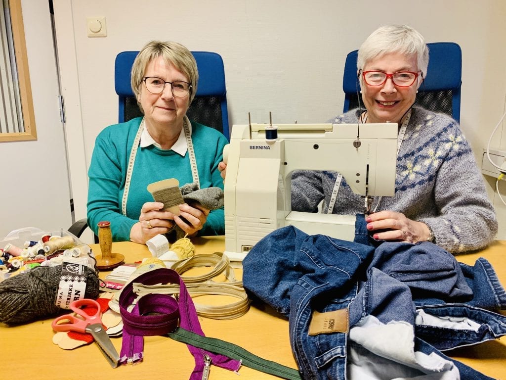 HJELPER DEG: Gerd Sorknes (t.v.) og Kirsti Aagaard oppfordrer folk til å komme med det de trenger hjelp med å fikse eller reparere. Foto: Liv Rønnaug B. Lilleåsen