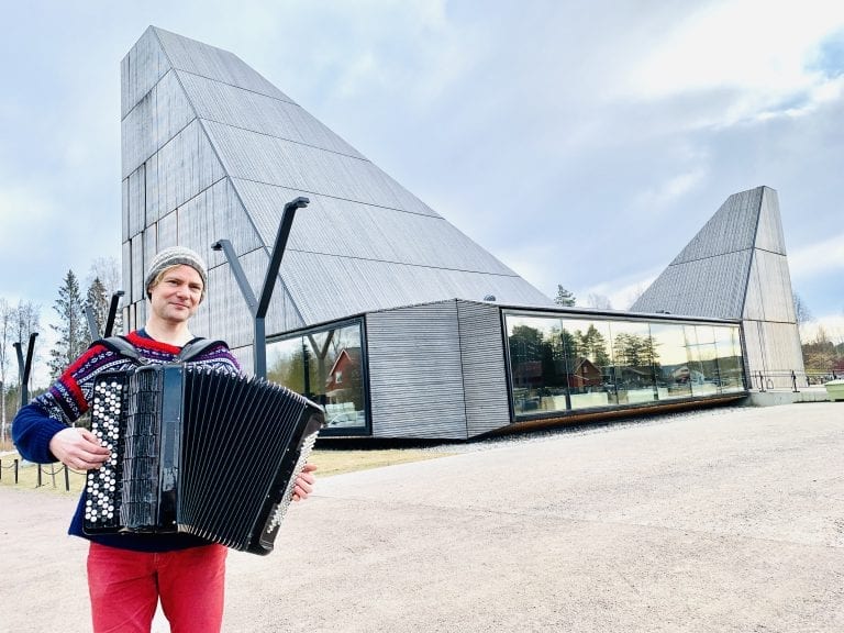 PÅ HJEMMEBANE: Musiker og vålersokning Frode Haltli er endelig tilbake på hjemme igjen og er klar for konsert i Våler kirke i mars. Foto: Liv Rønnaug B. Lilleåsen