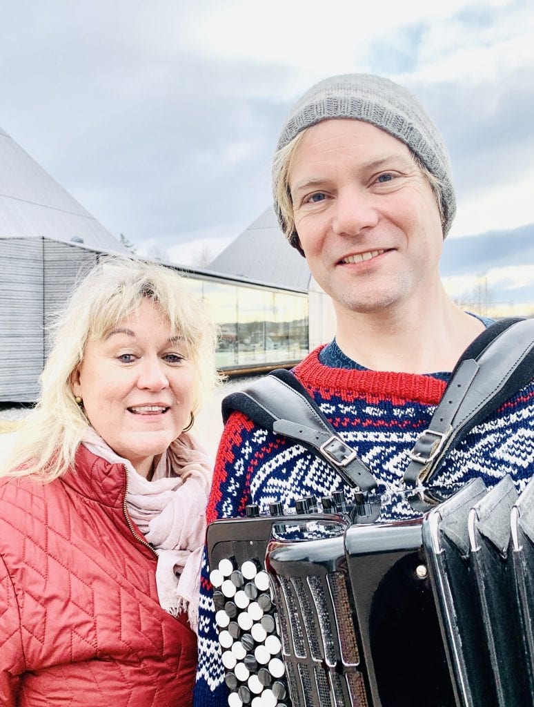 EN ÆRE: Kultursjef i Våler, Cathrine Hagen sier det er en ære å få musikeren tilbake til Våler igjen. Foto: Liv Rønnaug B. Lilleåsen