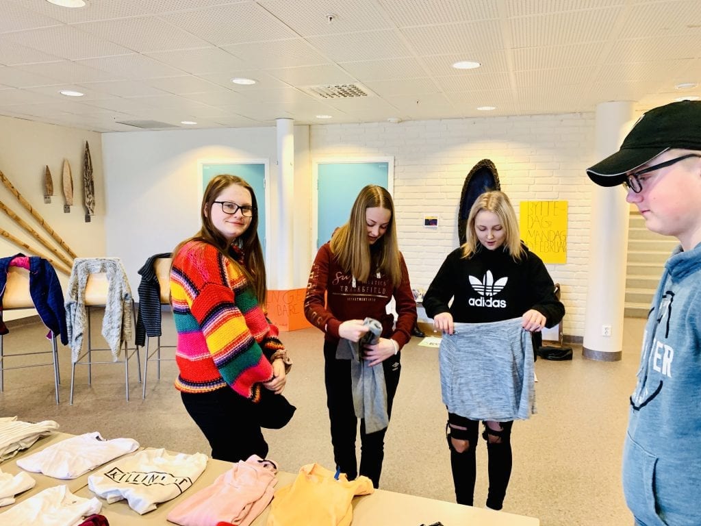 BYTTEDAG: Mandag var det storstilt byttedag på GBUS. Foto: Liv Rønnaug B. Lilleåsen