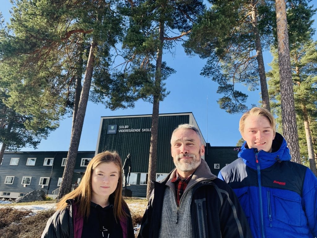 SKOG OG FRAMTID: Martine Bue (18), Arne Rønaasen i Glommen Mjøsen Skog og Sivert Lersveen (18) fra Elverum mener skogen er framtida. Foto: Liv Rønnaug Lilleåsen