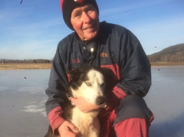 GJENFORENT: Mandag ble endelig Balder og Andreas gjenforent. Den 11 år gamle Alaska Huskyen forsvant i forrige uke og skal nå tilbake til Lauta og til de fire andre hundene til Andreas. Foto: Bjørn Skarnes