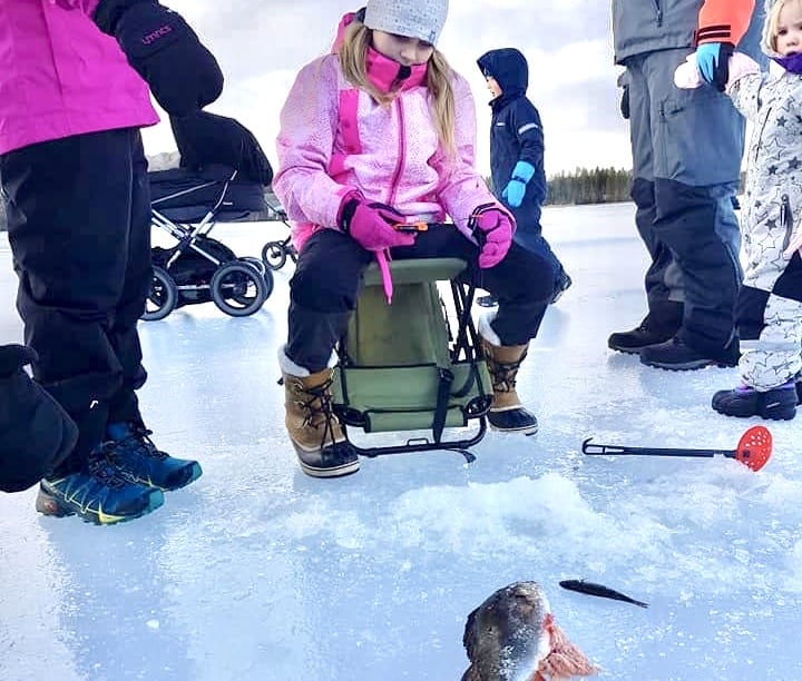 ISFISKE: Flere pilket og fikk fisk på Kom deg ut-dagen i Våler. Det var perfekte forhold og 40-50 cm. tykk is. Foto: Barnas Turlag Solør