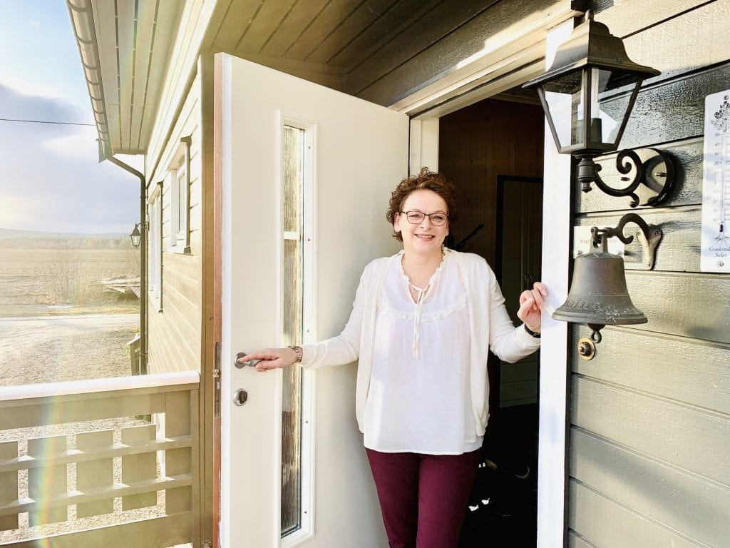 NAMNÅ CALLING: Caroline flyttet inn til Magne Kløften i juli i fjor, og stortrives. Foto: Liv Rønnaug B. Lilleåsen