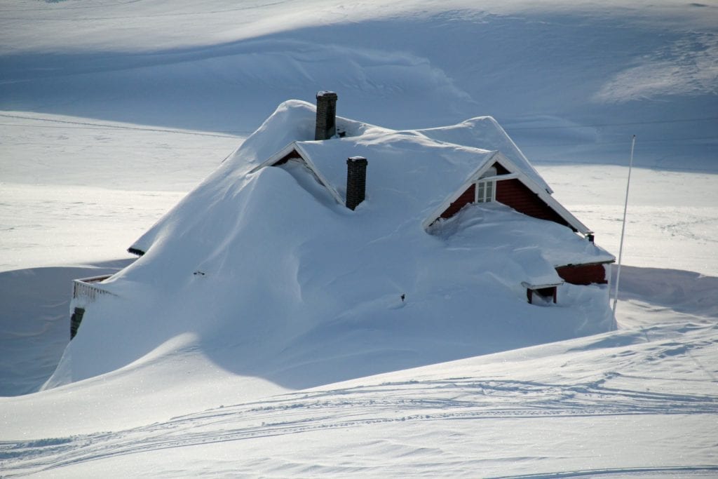 MYE SNØ: Selv om det er lite snø her i distriktet, er det mye snø i høyfjellet. Forsikringsselskap oppfordrer til å måke snø av hyttetaket. Foto: Tryg Forsiking