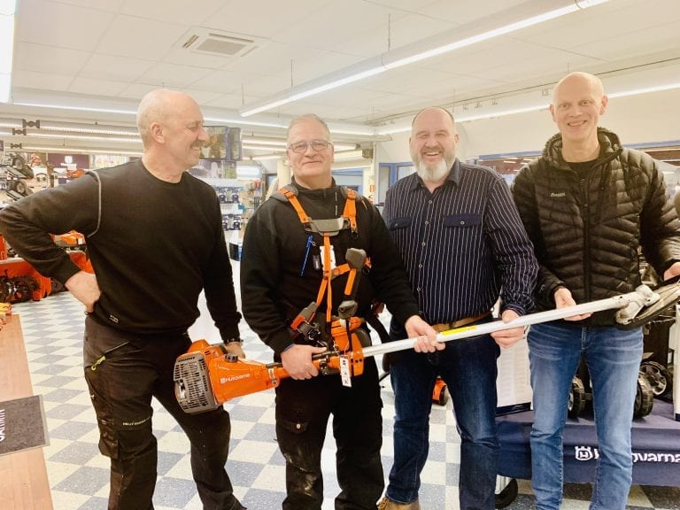 HELDIG VINNER: Kjetil Opsahl fra Grinder ble den heldige vinneren av en ryddesag fra Skog og Fritid. Her er han sammen med Gunnar, ordfører Rune Grenberg og skogbrukssjef Steinar Østli Ausland. Foto: Liv Rønnaug B. Lilleåsen