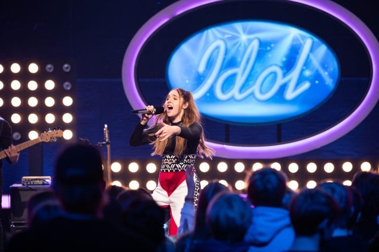 DÆVEN DØTTE: Mari Bølla leverte så det holdt da hun fremførte Little Mix-låten «Power» under Idol fredag. Nå er hun blant de ti beste i årets konkurranse. Foto: Tv2.