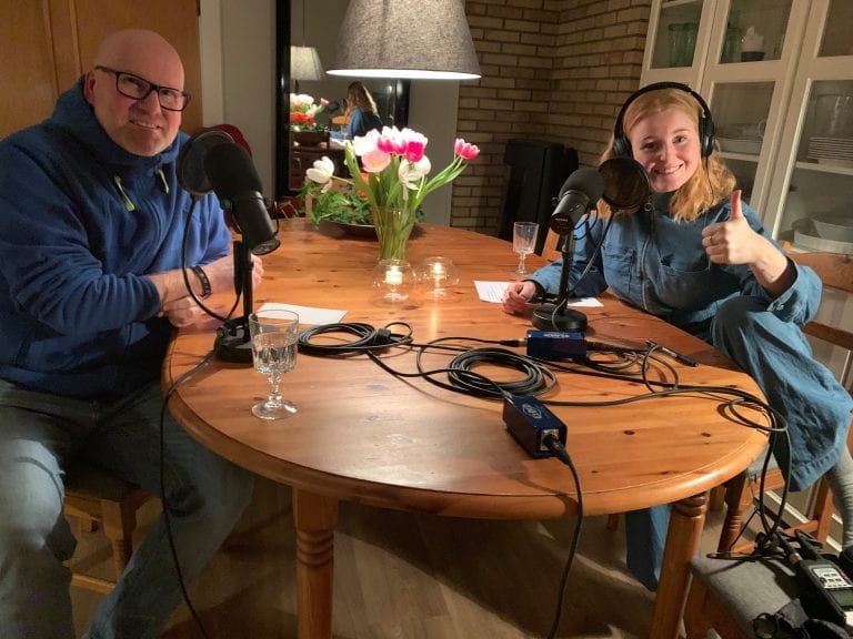 SNAKKER MED FAREN: Ingrid Vatnar Eikje snakker med far og sokneprest Runar Olsen i den første episoden av podcasten «Alle våre dager».