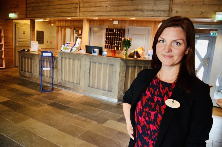 STENGT: Finnskogen Velværehotell stengte dørene torsdag klokka 18. Daglig leder Therese Eriksson er spent på Regjeringens tiltakspakke som legges fram i dag. Foto: Finnskogen Velværehotell