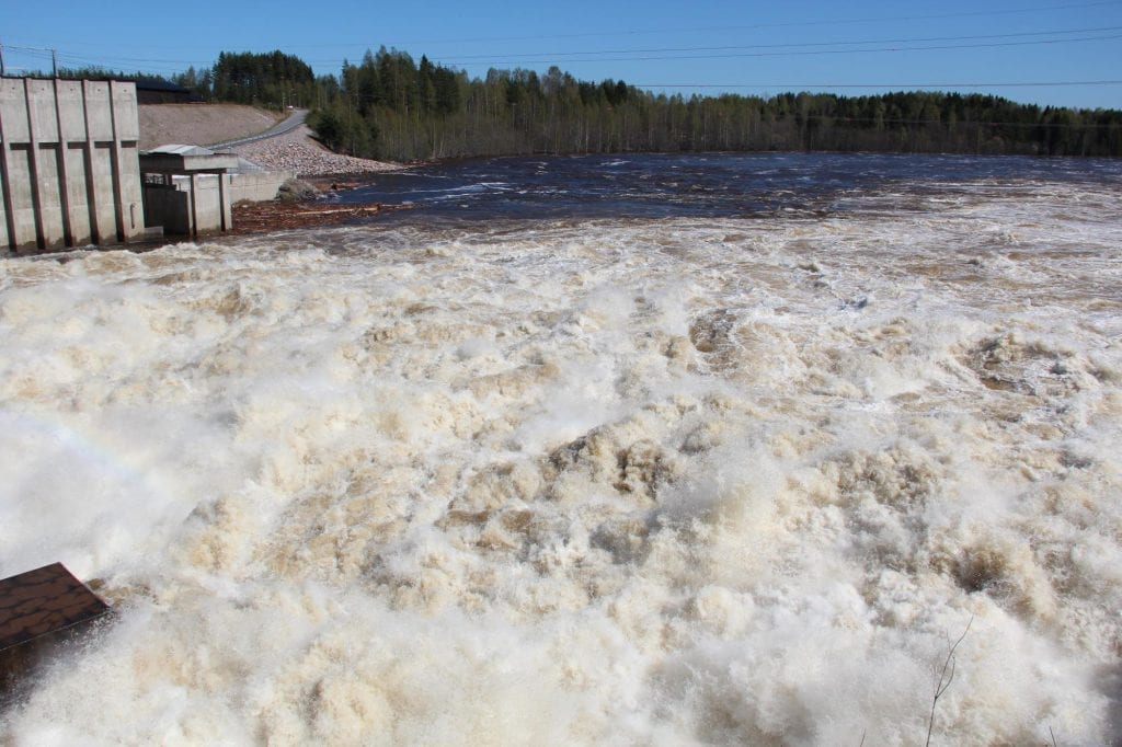 MYE VANN: Det er ventet mye vann i magasinene i tida framover, og NVE mener vi må forberede oss på en våt vår. Her fra vårflommen i 2018 ved kraftstasjonen på Braskereidfoss. Arkivfiti