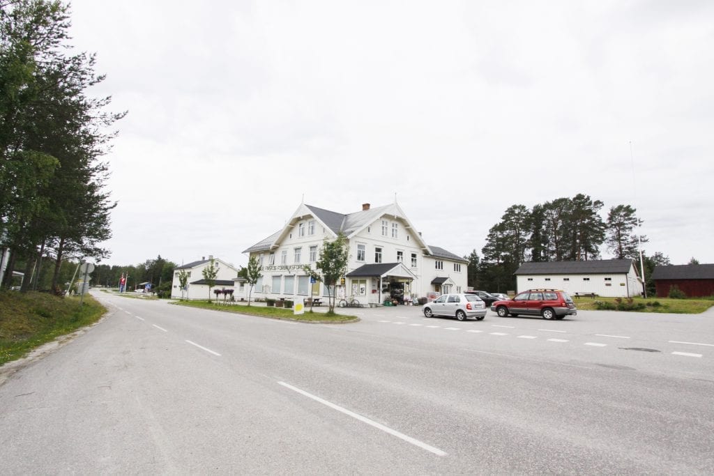 VIKTIG: Forbruksforeningen her i Svullrya sentrum er sammen med Grue Finnskog kirke to av viktige og sentrale bygg og viktige kulturminner i Grue kommune. Foto: Liv Rønnaug Lilleåsen