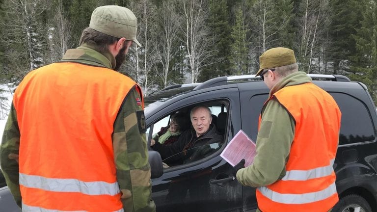 KONTROLL: Nå er både politi, toll, Forsvaret og Heimevernet til stede på en rekke grenseoverganger i distriktet. Foto: Heimevernet.no