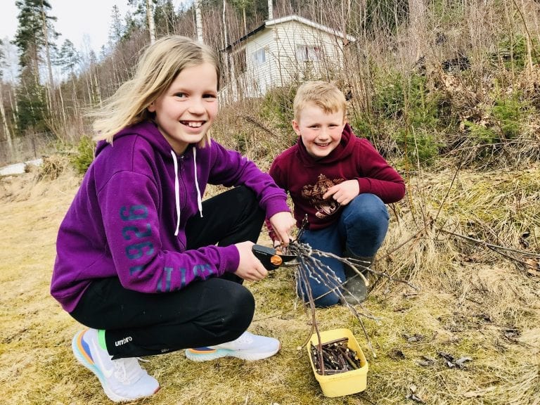 UNNGÅ SMITTE: Søskenparet Mari (10) og Erik (8) Briskerud har laget trykkepinner for å unngå smitte. Foto: Privat