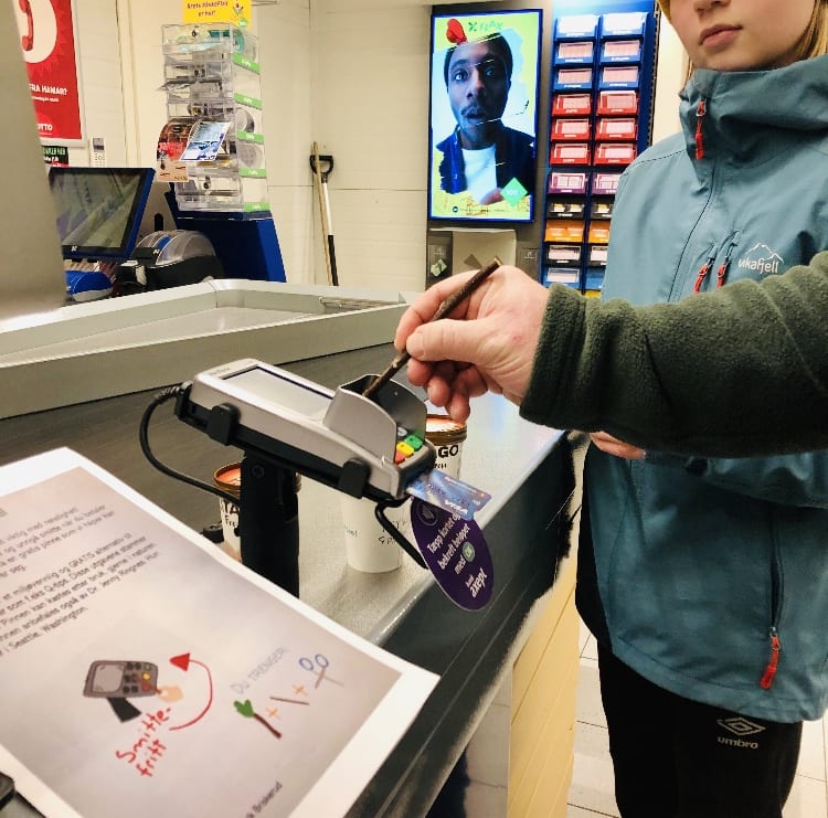 SLIK GJØR DU: For å unngå bakterier i disse korona-tider kan trykkepinnene være et fint smittevern-tiltak. Foto: Privat
