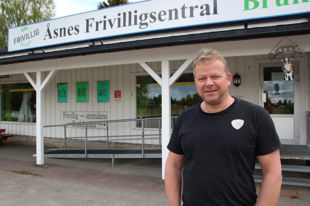 UTSTRAKT HÅND: I frivilligsentralens ånd ønsker Åsnes Frivilligsentral å hjelpe til. Daglig leder Geir Toverud oppfordrer til å ta kontakt. Foto: Bjørn-Martin Brandett