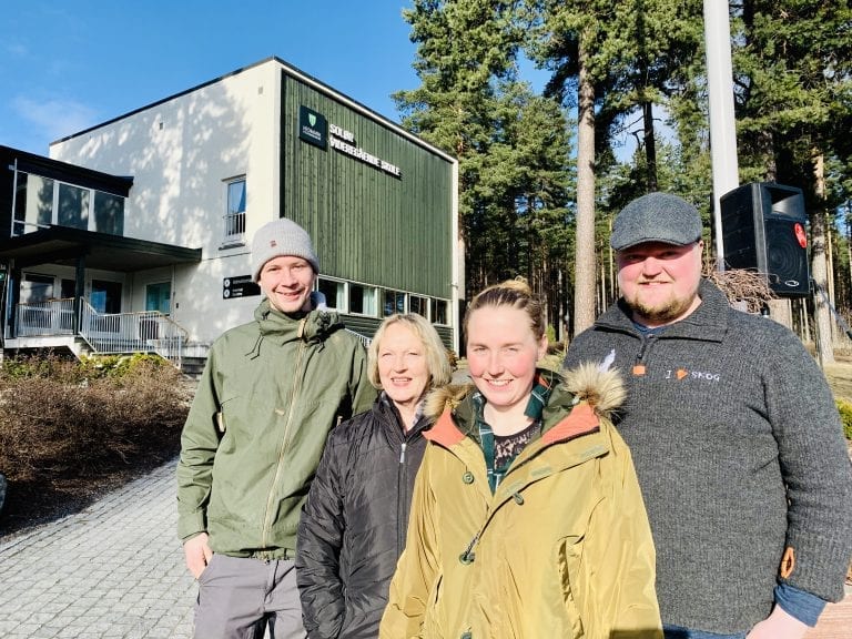 VIL HA MED DE UNGE: Disse skal få ungdommen engasjert i naturen og kulturen i distriktet vårt. Her er Rolf Magnus Grenberg (t.v.) prosjektkoordinator og assistent ved Solør videregående skole, Herdis Bragelien daglig leder ved Finnskogen natur- og kulturpark, Mathea Sætre Liberg prosjektleder for Ung og Jørgen Guldhaug Kalfoss lærer på Sønsterud. Foto: Liv Rønnaug B. Lilleåsen