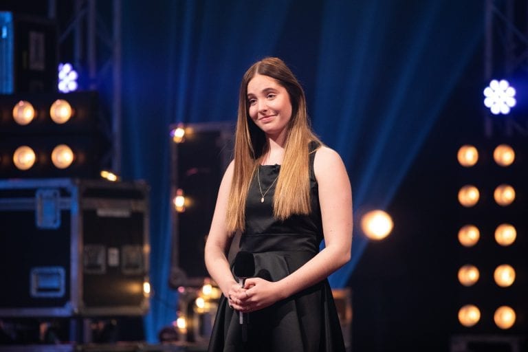 KLAR IGJEN: Fredag er Mari Bølla (15) igjen klar for Idol på TV2. Nå er hun blant de 15 beste i årets konkurranse. (Foto: Helene Kjærgaard Sviland/TV2).
