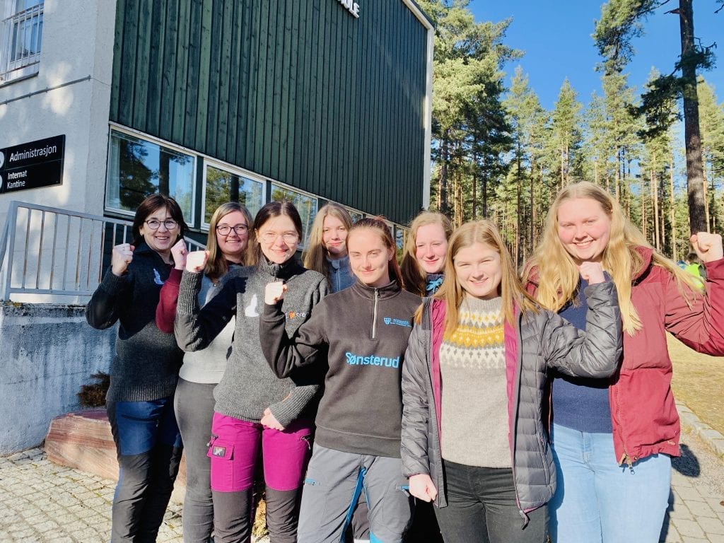 FRAMTIDA: Disse jentene stortrives på Sønsterud og skal fortsette studieløpet her de neste årene. Her er VG1- og VG2-elever sammen med lærer Bjørg Skybak. Arkivfoto: Liv Rønnaug B. Lilleåsen