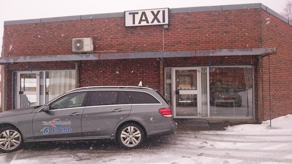 RAMMES HARDT: Taxi-næringene i distriktet rammes hardt av korona-epidemien- få kunder og en rekke biler står helt stille. Foto: Flisa Taxi, Hedmark Taxi