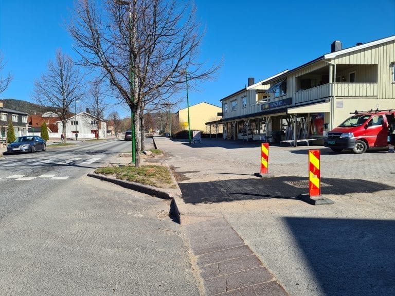 ASFALTERT IGJEN: Utrolige åtte ganger har stolpen som sto her blitt kjørt på. Nå har Statens Vegvesen gitt opp, og asfaltert igjen plassen hvor stolpen sto.