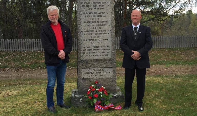 MARKERER 1. MAI: Korona-pandemien stopper ikke LO fra å markere 1. mai i Åsnes. Her ved minnesteinen etter fire russiske soldater på Åsnes kirkegård. Disse døde i Haslemoen leir. John Oppi (til venstre) og Egil Olav Hansen er glad for å kunne markere 1.mai også i år.