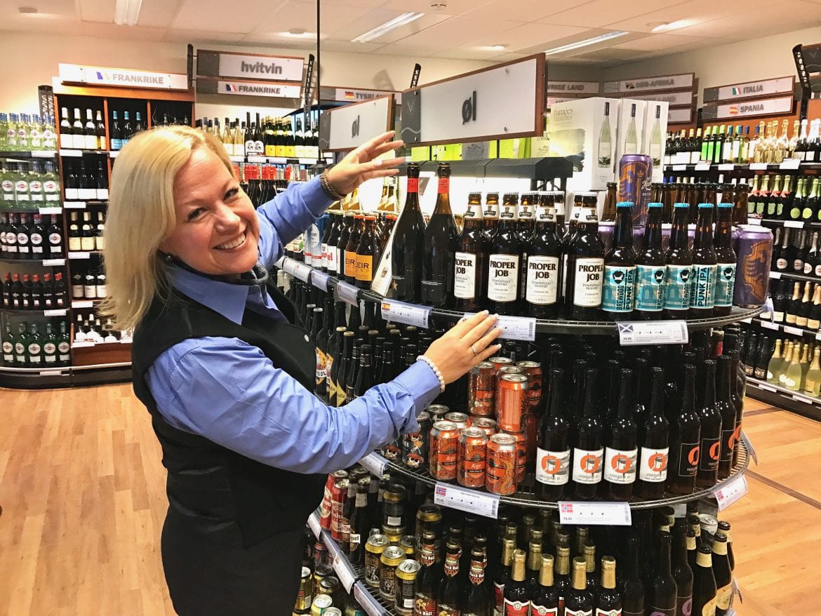 FORNØYD: SALG: Alkoholsalget har steget kraftig i forbindelse med korona-pandemien. Butikksjef ved Vinmonopolet i Kongsvinger og på Flisa er meget fornøyd. Foto: Vinmonopolet