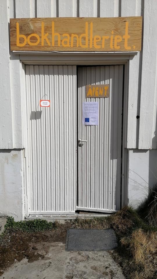VELKOMMEN: Skiltet er på plass, og Helgeberg håper mange vil ta turen i tida framover. Foto: Privat