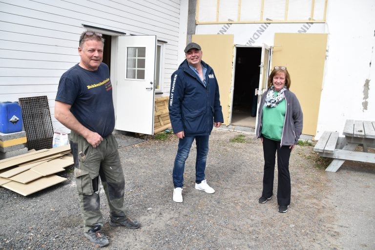 DUGNAD I HELGENE: Nye Bokken pub bygges i de gamle verkstedlokalene hos Byggmester Kjell Arild Hegsvold på Braskereidfoss. Eierne Magne Libekk (f.v.), Andreas Holø, Mette Dahl og Sissel Rendalen (ikke tilstede) håper å åpne i løpet av sommeren.