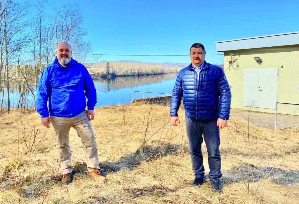 FORBEREDT: Grue kommune forbereder seg til en eventuell vårflom. Her er ordfører Rune Grenberg sammen med kommunedirektør Ole Frode Mikkelsgård ved Kongshov-anlegget. Foto: Grue kommune